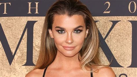 Model Emily Sears Undergoes Brain Surgery and Remembers。